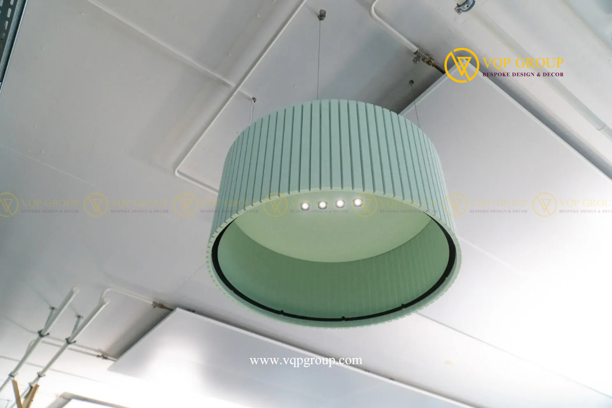 ĐÈN PET TIÊU ÂM CHỤP TRÒN CÂN ĐỐI VQP-PET-C049 – GIẢI PHÁP PET ACOUSTIC-LIGHTING CHO VĂN PHÒNG HIỆN ĐẠI