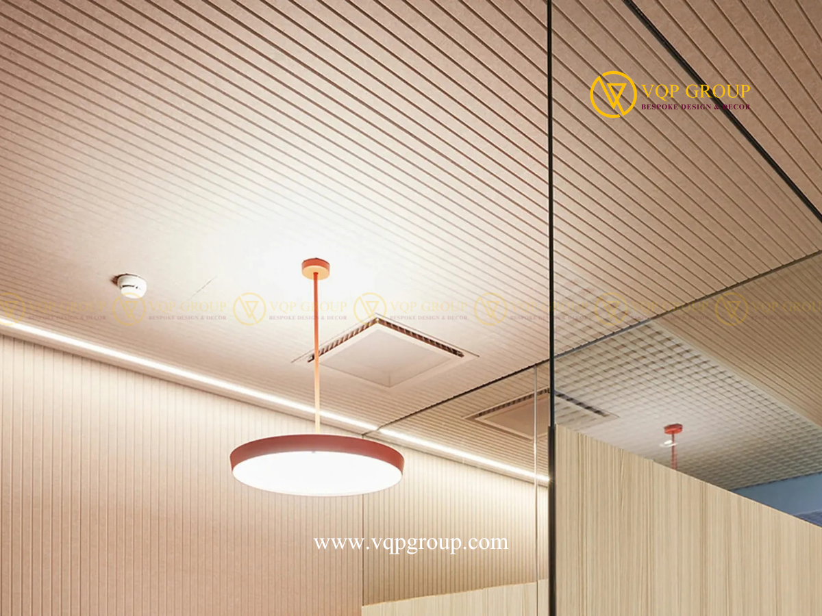 TẤM TƯỜNG PET RÃNH DỌC MẢNH – GIẢI PHÁP ỐP TƯỜNG TIÊU ÂM HIỆN ĐẠI | VQP-PET-W016