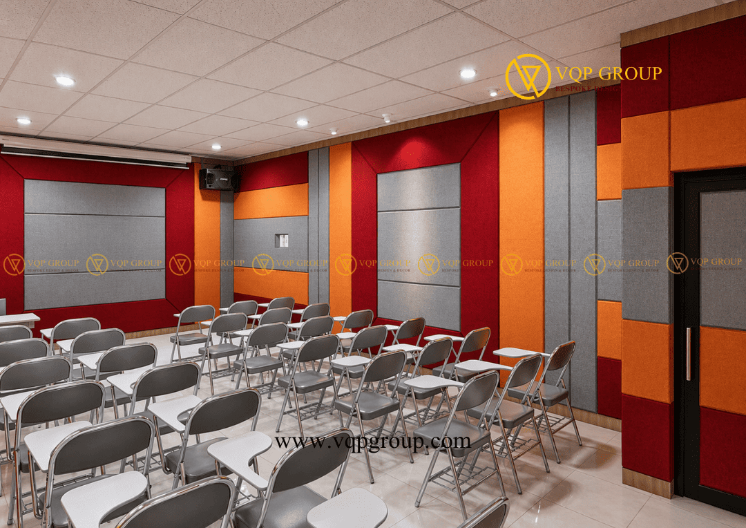 Lớp học sử dụng panel tiêu âm bọc vải màu đỏ cam và xám