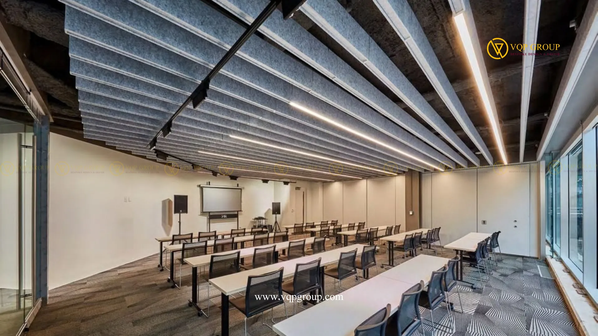 Hệ acoustic baffle PET trên trần phòng seminar và workshop
