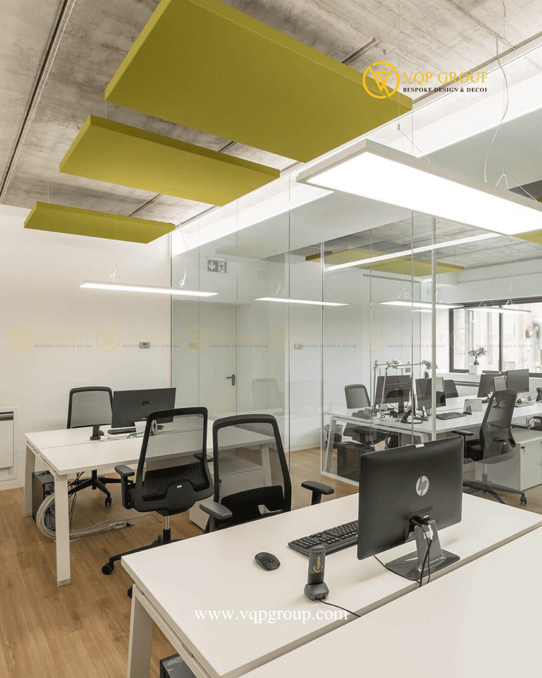 Acoustic Ceiling Panel trong văn phòng sử dụng nhiều vách kính