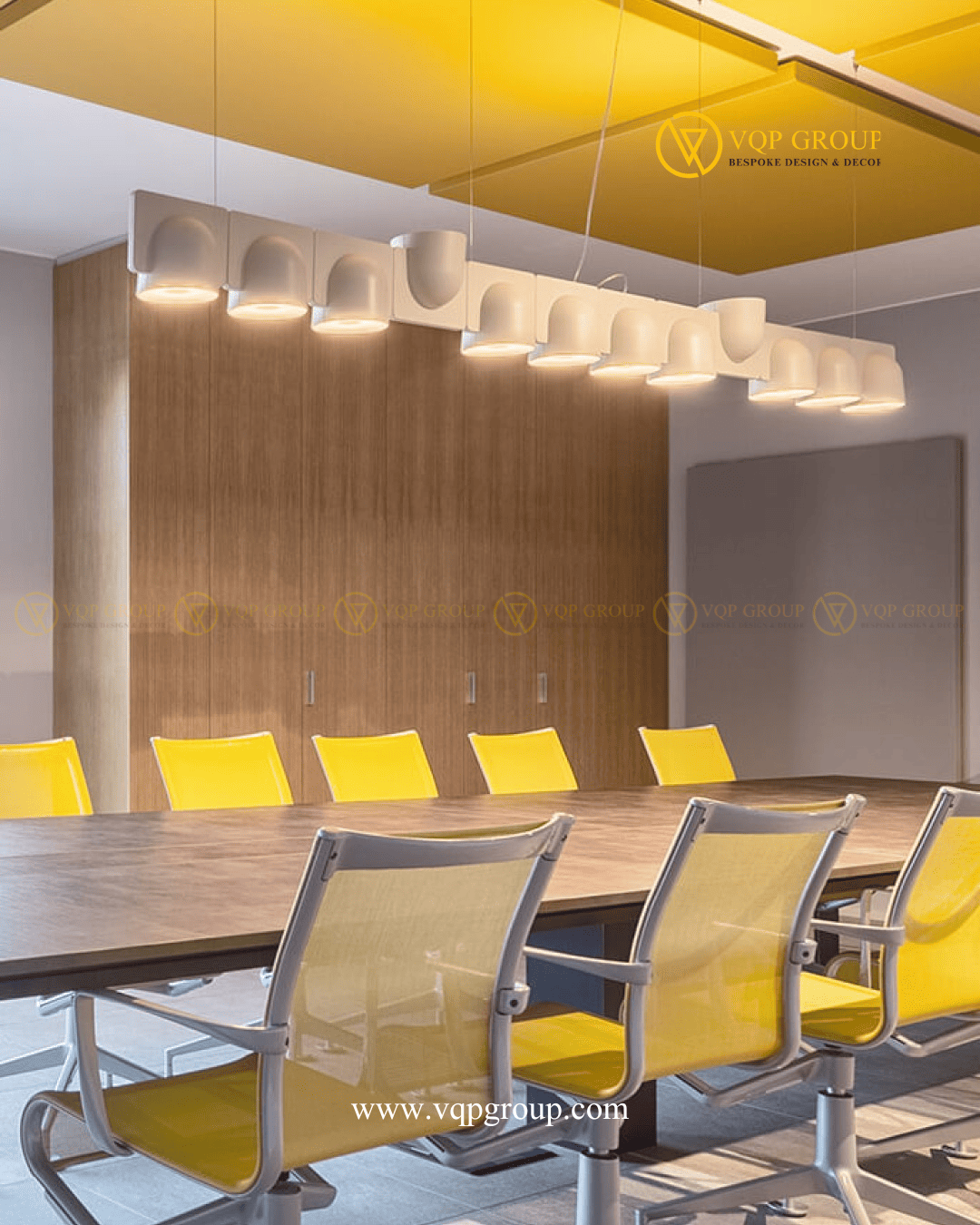 Acoustic Ceiling phòng họp hiện đại với panel xanh