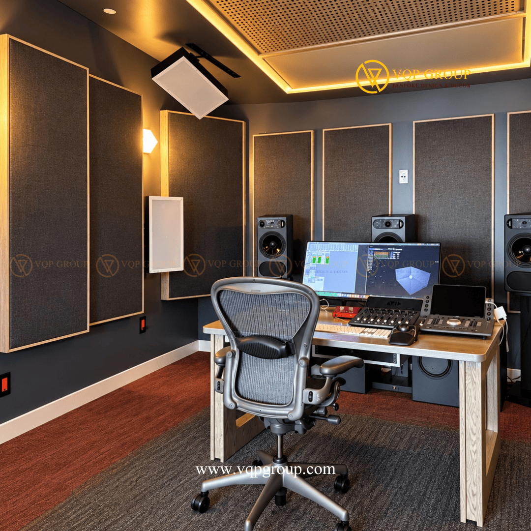 Bố trí tấm tiêu âm trên tường bên của phòng Control Room AMBER STUDIO Mô tả ảnh: Góc nhìn nghiêng thể hiện các tấm tiêu âm khung gỗ dọc theo tường bên, kết hợp loa kiểm âm, bàn điều khiển và trần tiêu âm.