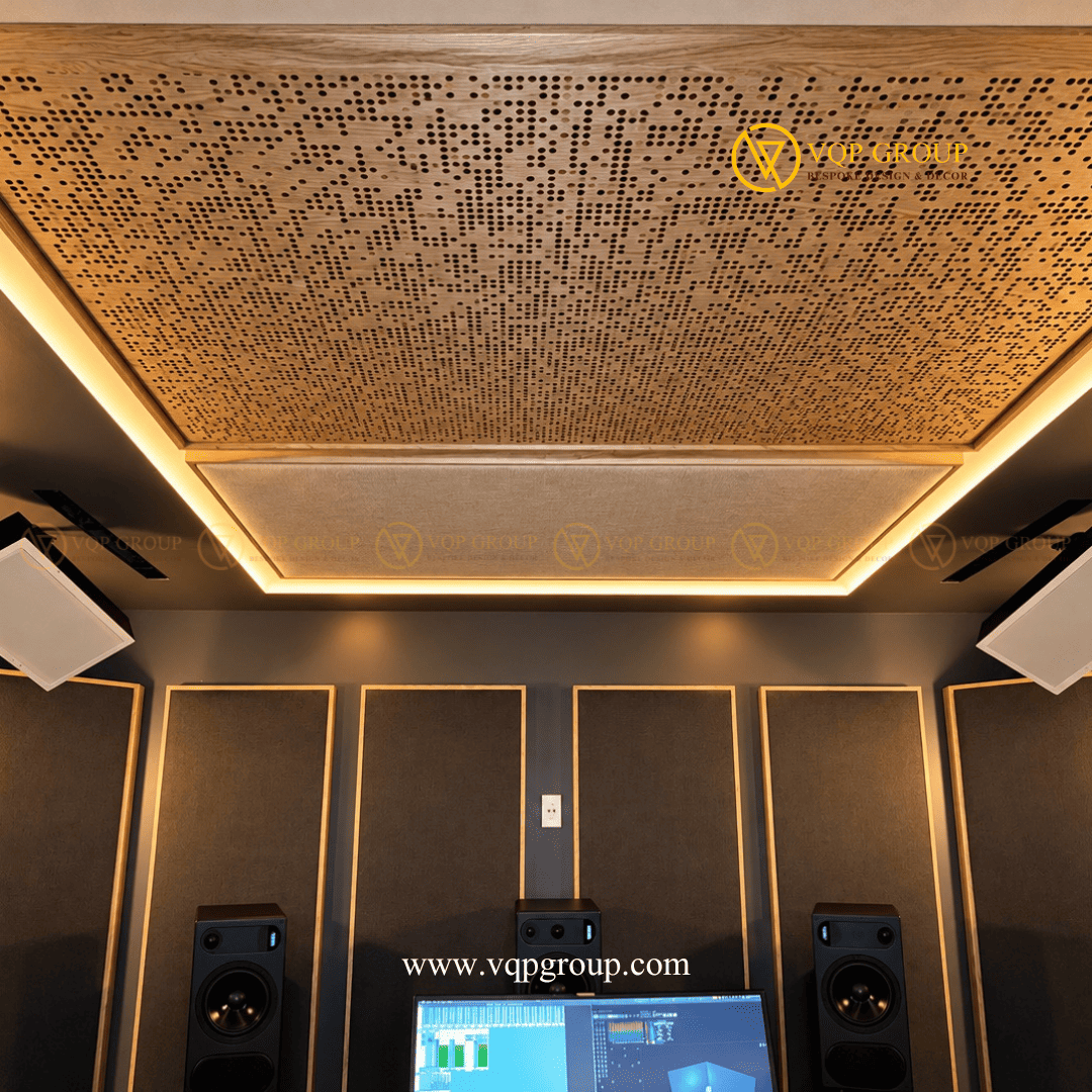 Chi tiết trần gỗ đục lỗ tiêu âm trong phòng thu âm AMBER STUDIO Mô tả ảnh: Góc cận cảnh hệ trần có các lỗ tròn kích thước khác nhau phân bố thành họa tiết, kết hợp khung gỗ và đèn LED hắt sáng xung quanh.