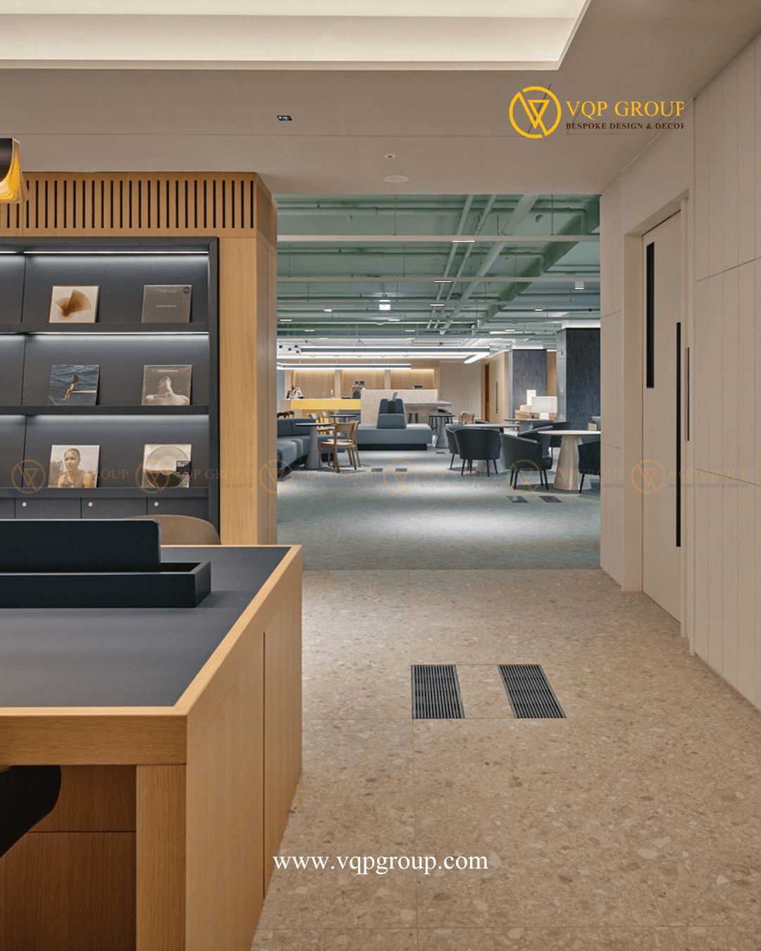 Khu vực chuyển tiếp giữa lounge và không gian làm việc trong văn phòng hiện đại