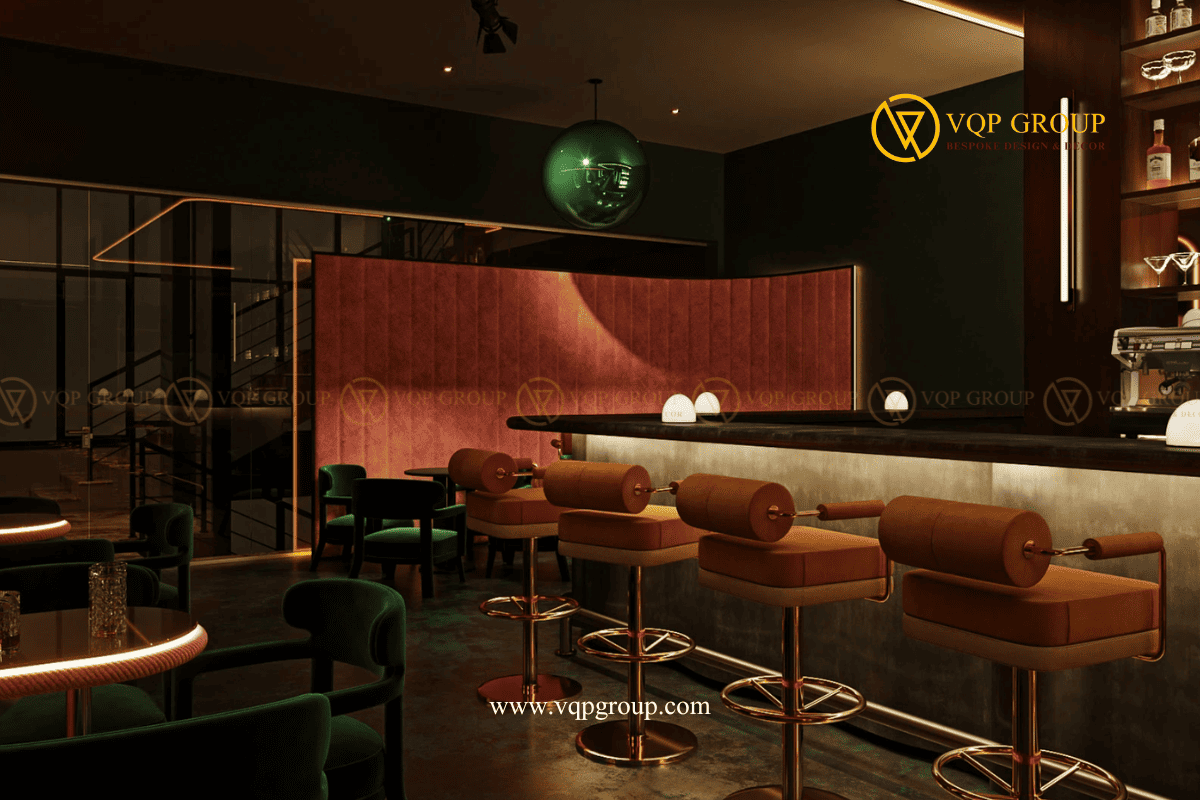 Nội thất Emerald Noir Lounge với quầy bar và vách nhấn đỏ