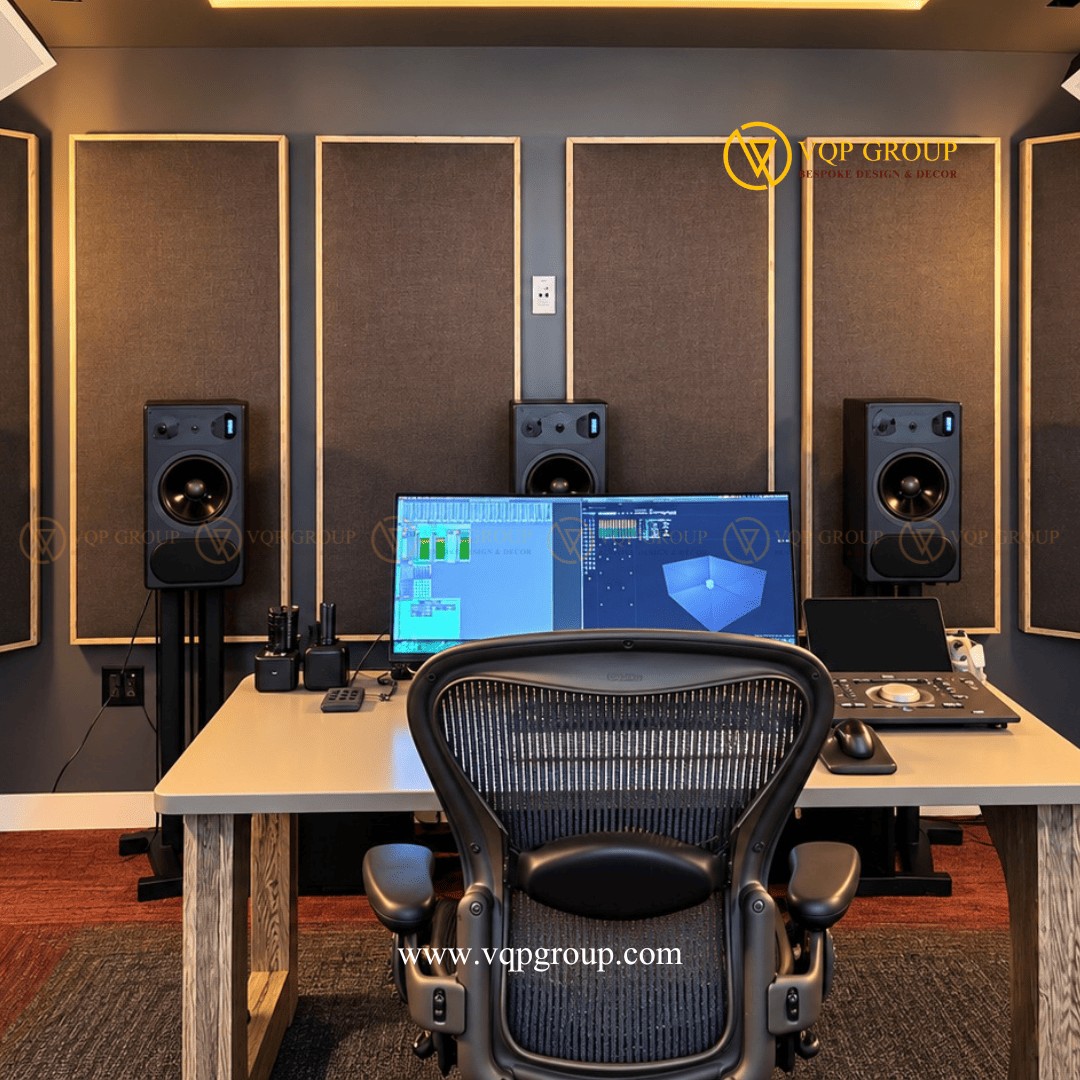 Tấm tiêu âm bọc vải khung gỗ tại phòng thu AMBER STUDIO Tây Hồ Hà Nội Mô tả ảnh: Hệ tấm tiêu âm bọc vải màu nâu xám, viền khung gỗ sáng màu, bố trí phía sau các loa kiểm âm và bàn điều khiển.