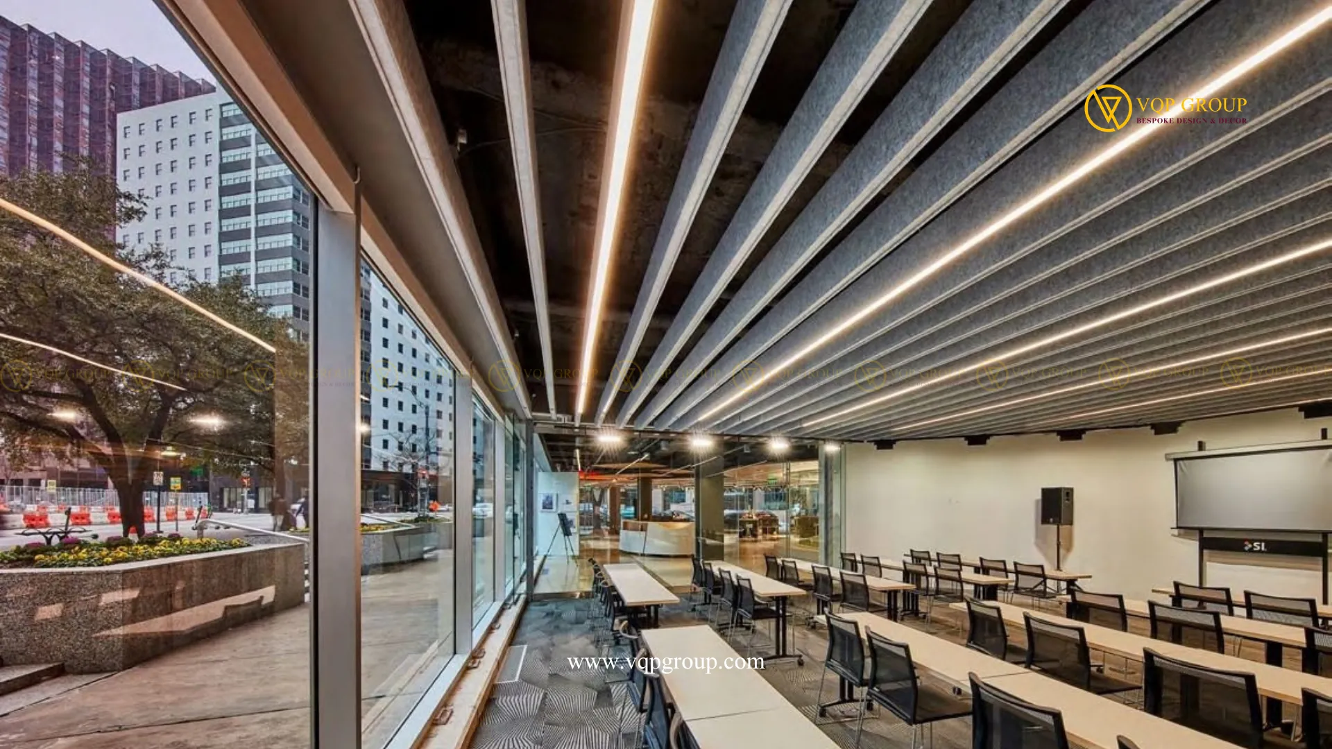 Acoustic baffle bố trí theo chiều dài phòng training doanh nghiệp