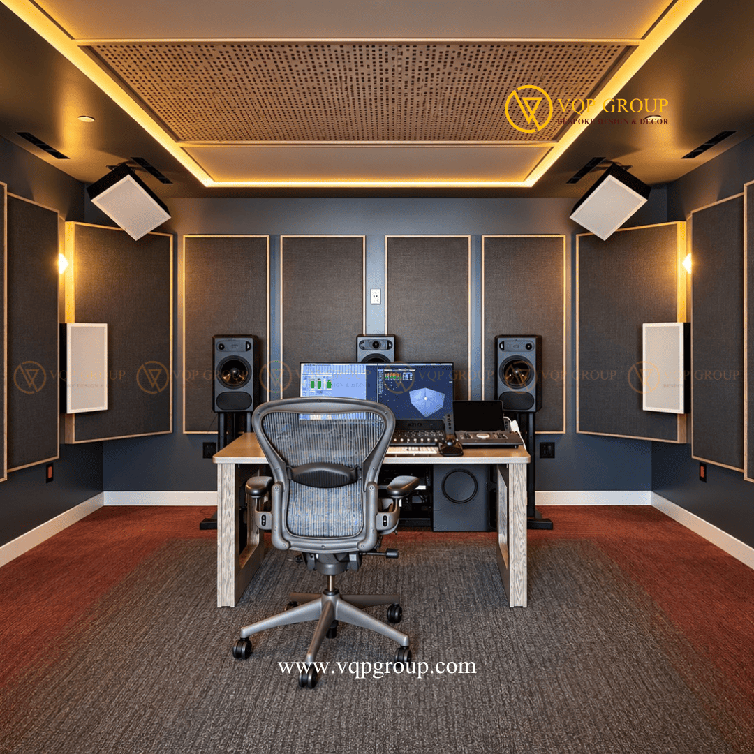Tổng thể phòng Control Room AMBER STUDIO với hệ tấm tiêu âm bọc vải và trần đục lỗ Mô tả ảnh: Góc nhìn chính diện phòng Control Room với bàn điều khiển, loa kiểm âm, các tấm tiêu âm khung gỗ bố trí đối xứng trên tường và hệ trần đục lỗ kết hợp đèn LED.