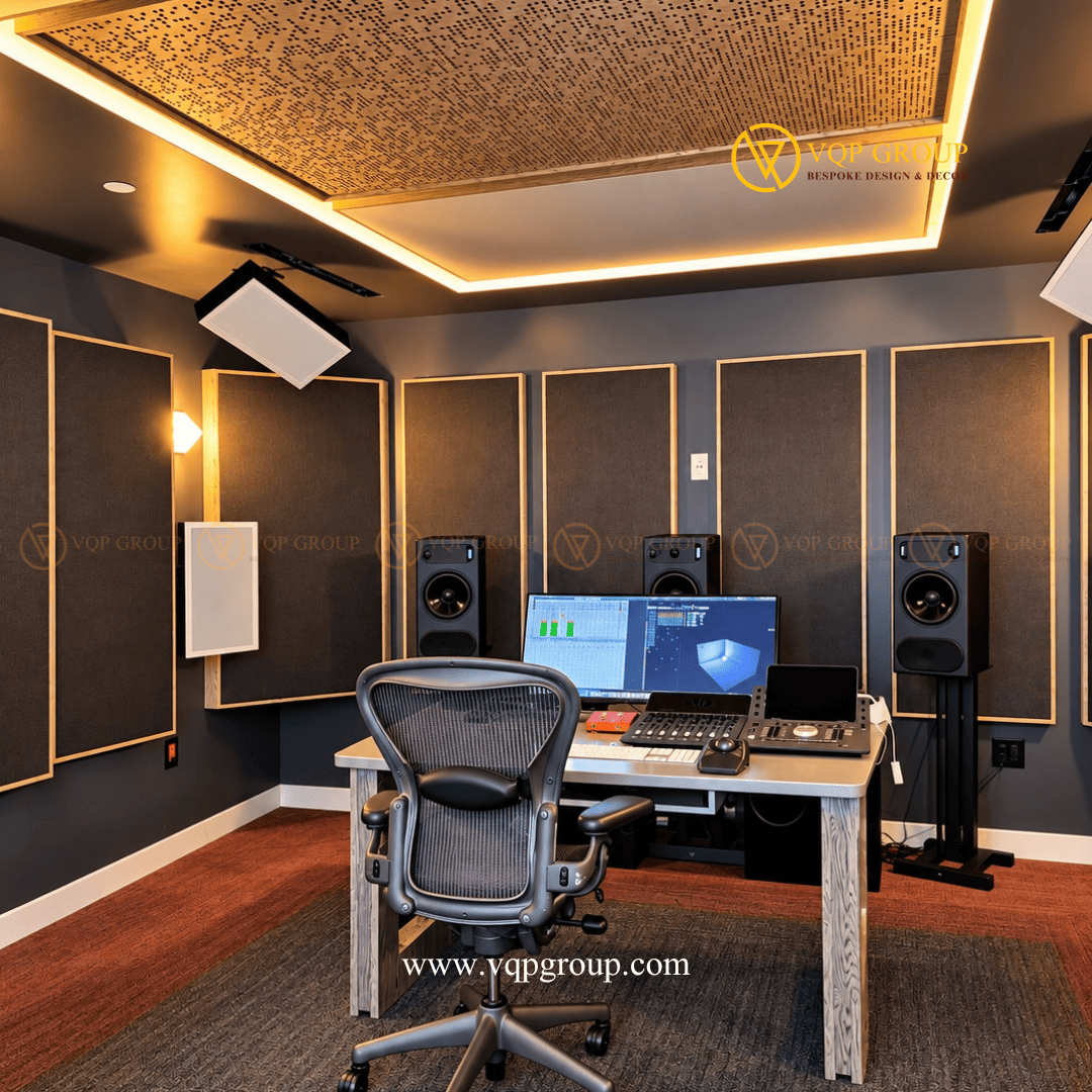 Trần tiêu âm đục lỗ kết hợp đèn LED hắt sáng tại AMBER STUDIO Mô tả ảnh: Toàn cảnh hệ trần phòng thu với mảng gỗ đục lỗ, khu vực trần màu xám sáng và dải đèn LED hắt viền màu vàng ấm.