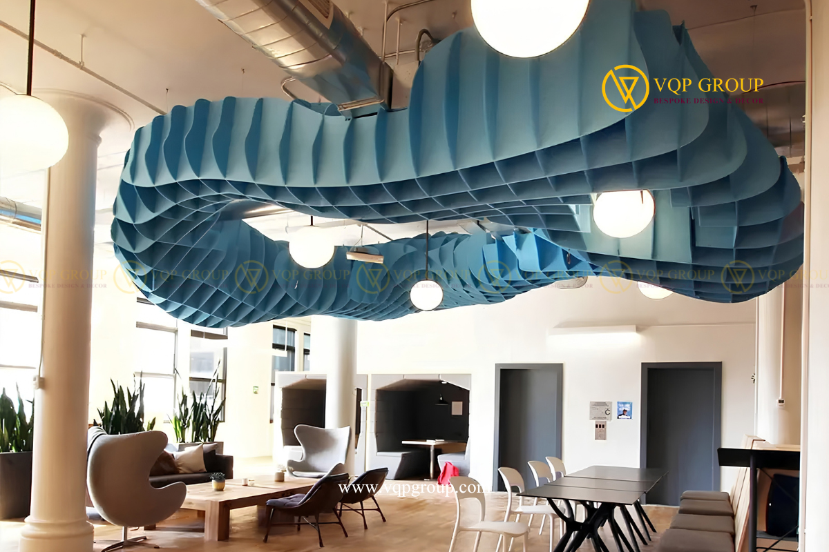 Hệ trần PET Acoustical Net màu cam dạng lưới 3D uốn lượn treo tại không gian sảnh lớn