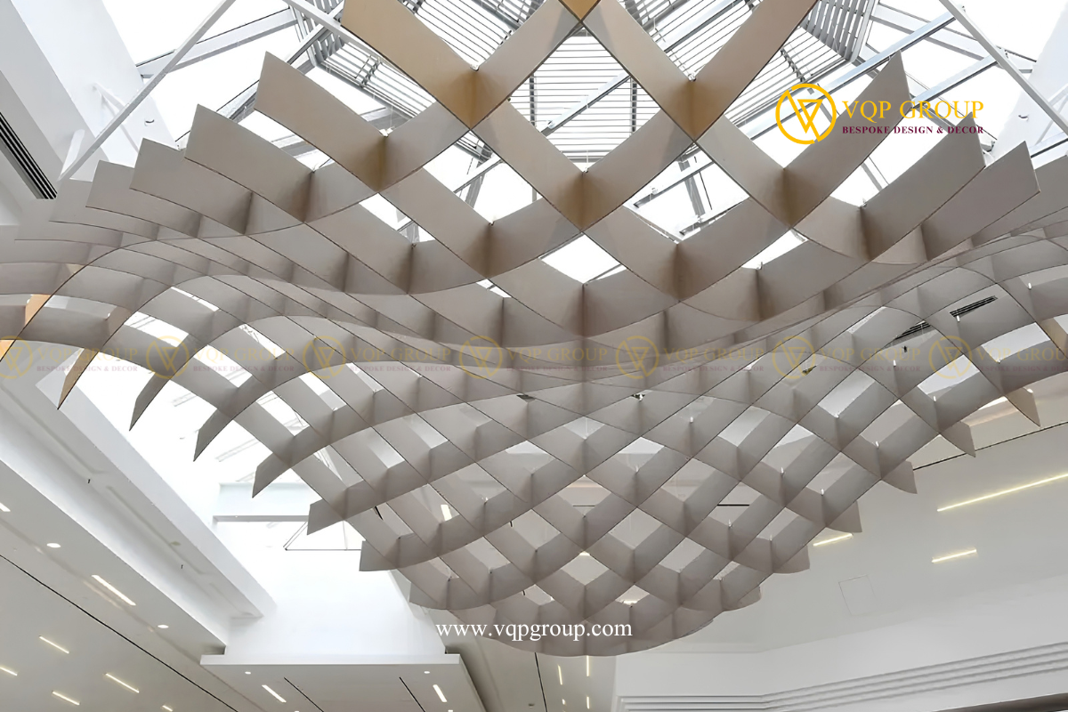 Hệ trần tiêu âm PET Acoustical Net màu xanh tạo hình lưới 3D uốn lượn trong không gian lounge