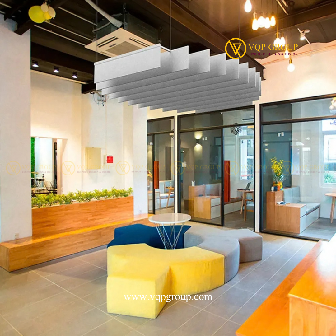 Hệ trần tiêu âm PET Baffle Clouds màu xám dạng lam treo song song trong khu vực sảnh chờ