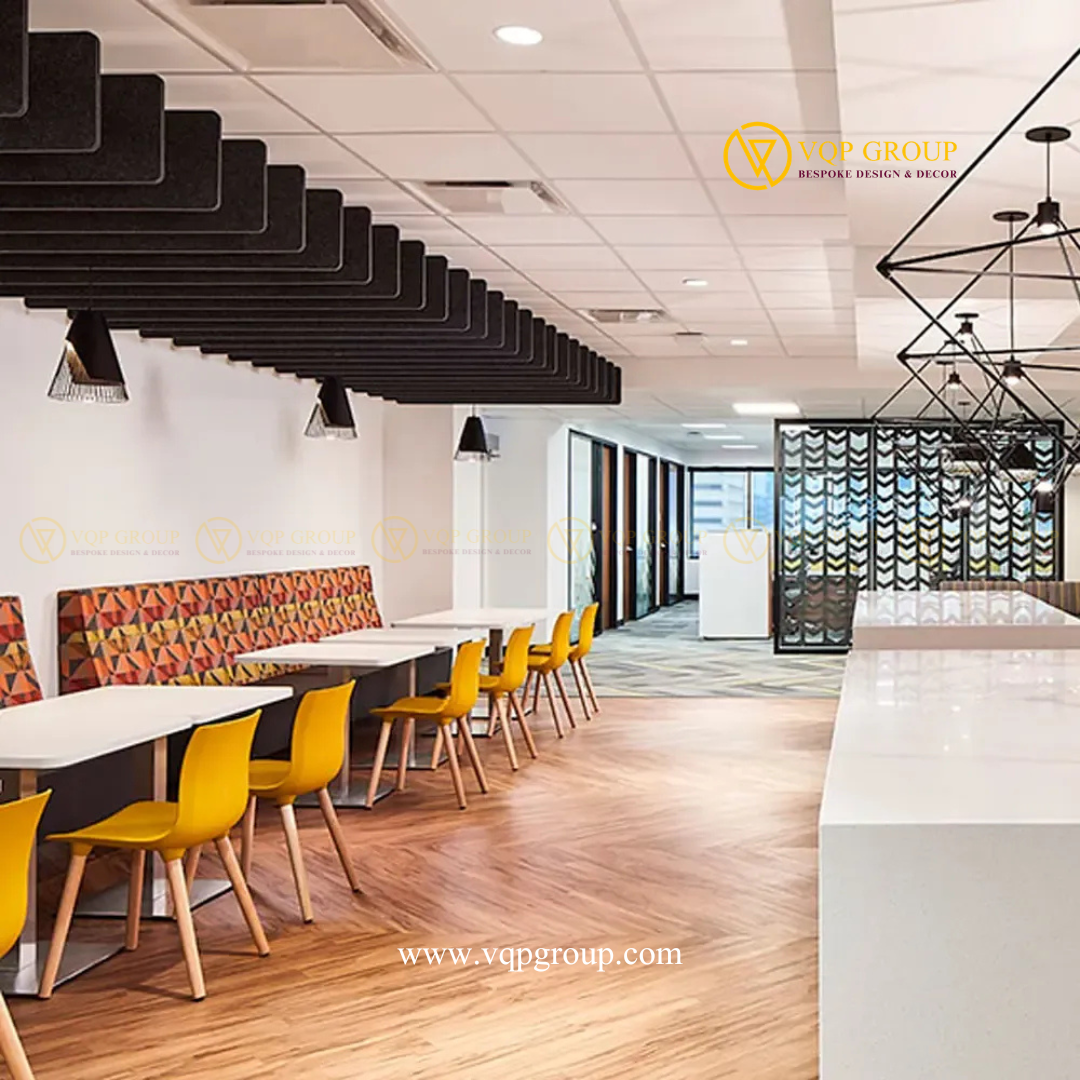 Hệ Ceiling Baffles PET màu tối bố trí lam song song phía trên khu vực bàn ghế trong không gian làm việc
