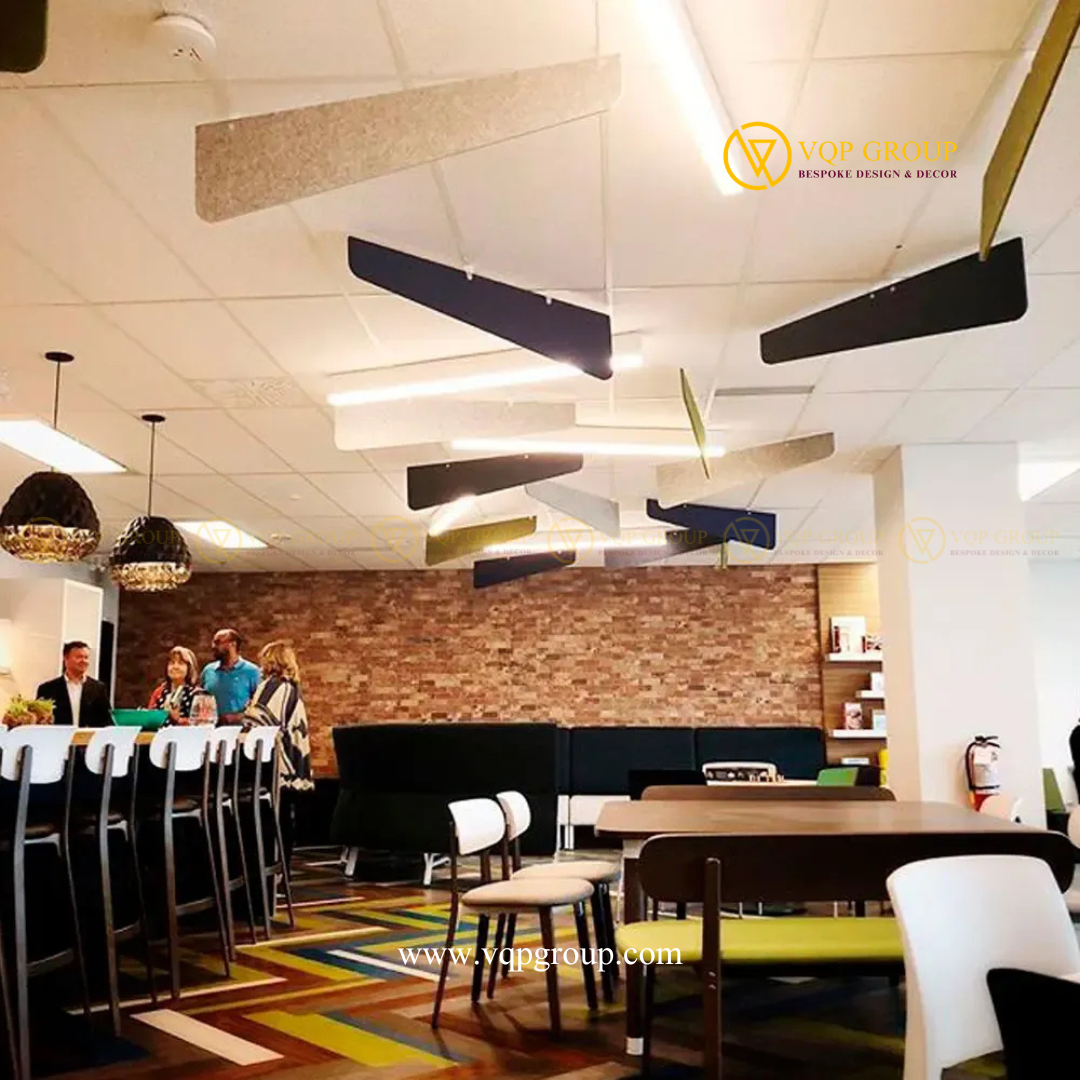Các lam tiêu âm PET Ceiling Baffles treo tự do màu đen trắng và xanh trong không gian nội thất