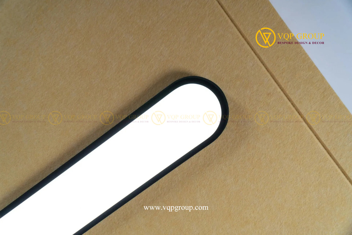 Chi tiết đèn tuyến tính tích hợp trên tấm PET tiêu âm VQP-PET-C046