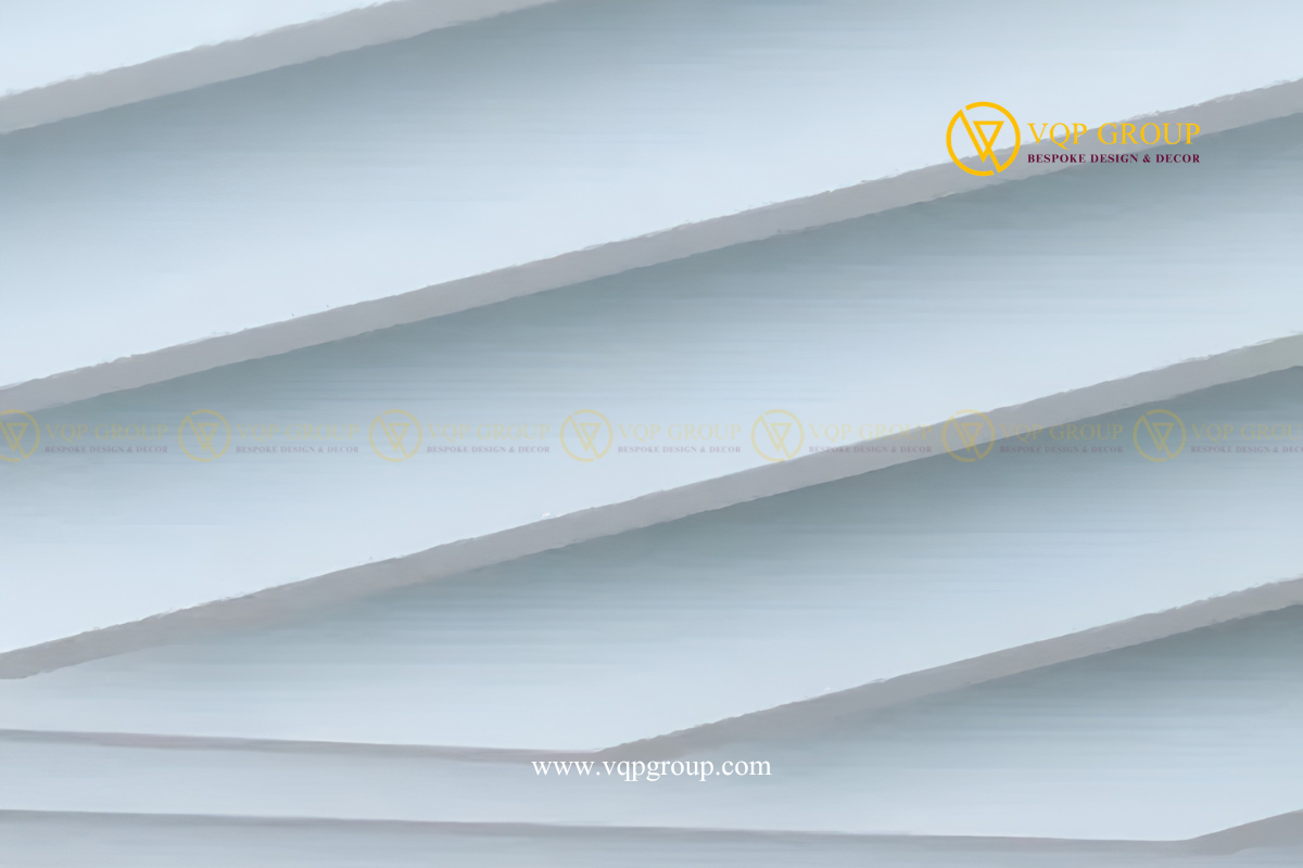  Cận cảnh các lam PET màu sáng xếp song song với cạnh tạo nếp gãy VQP-PET-C057 