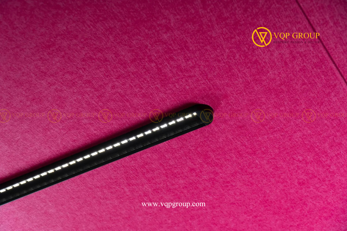 Chi tiết nguồn sáng tuyến tính âm trên tấm PET tiêu âm VQP-PET-C047