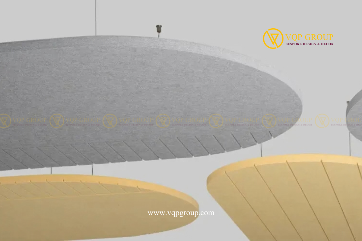  Cận cảnh tấm trần PET màu xám và vàng với các đường xẻ rãnh song song VQP-PET-C060 