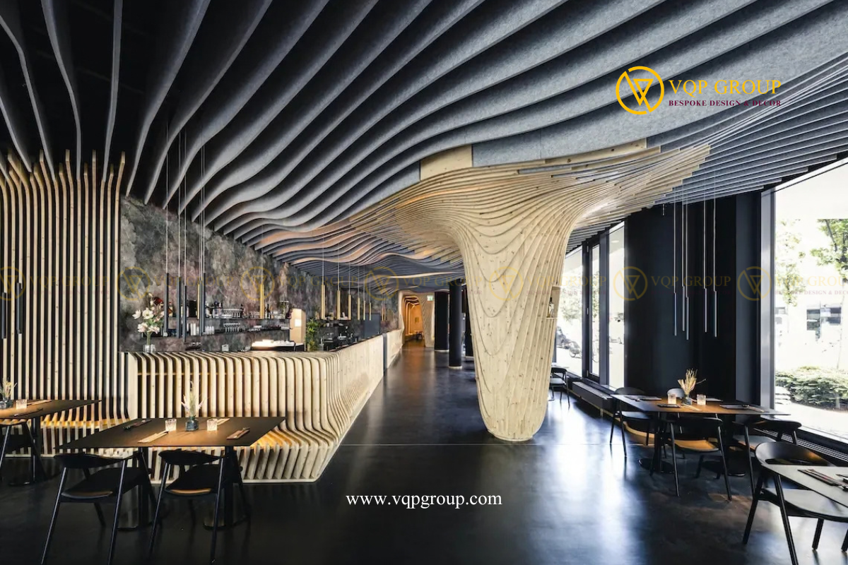  Hệ lam trần màu xám uốn lượn chuyển tiếp với kết cấu gỗ sáng tạo hình từ trần xuống sàn 