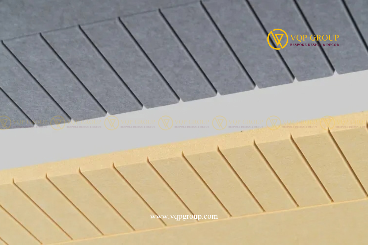Chi tiết các đường rãnh song song trên module PET màu xám và vàng của hệ trần VQP-PET-C060