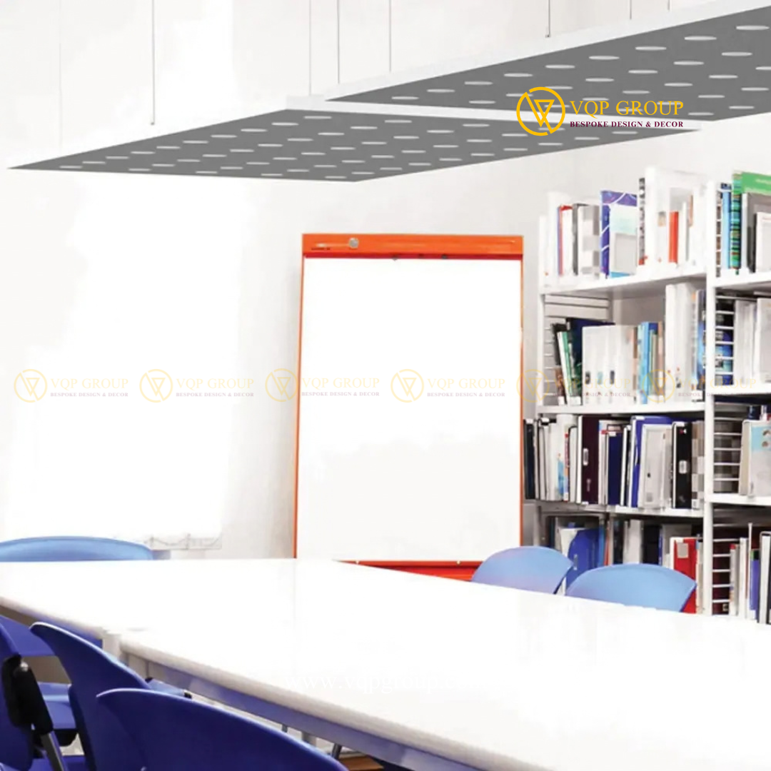  Tấm tiêu âm PET Full Sheet Cloud màu xám đục lỗ tròn treo phía trên bàn học và giá sách 