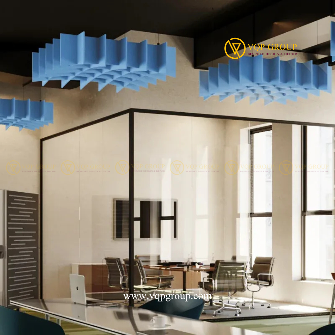 Các module trần tiêu âm PET Grid Canopy màu xanh dạng lưới treo độc lập trong văn phòng
