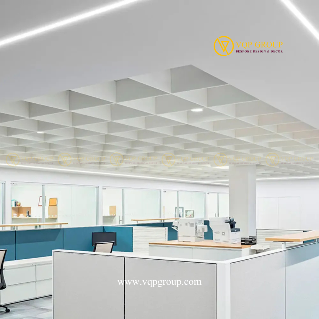 Hệ trần tiêu âm PET Grid Canopy màu trắng dạng lưới ô vuông trong không gian văn phòng