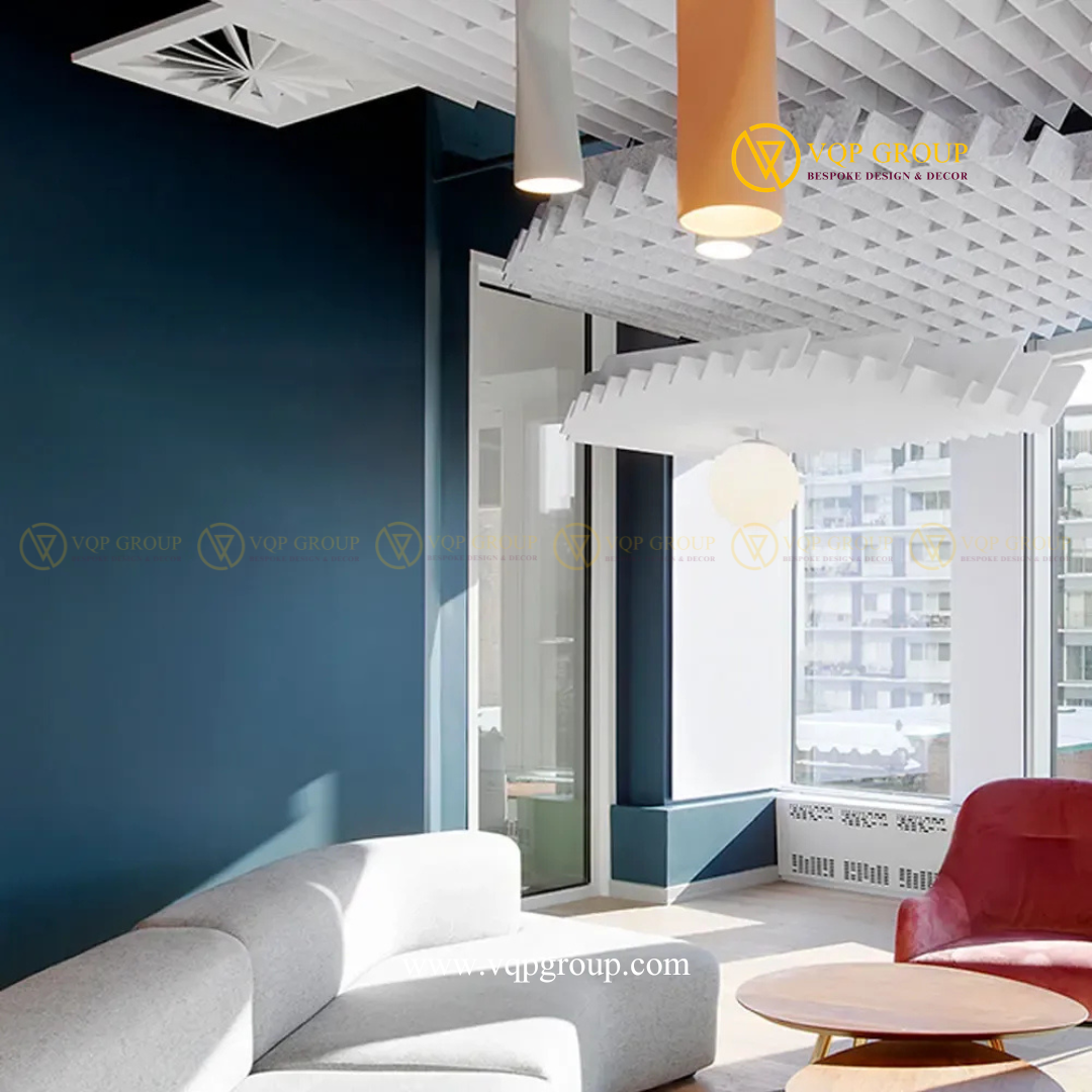 Cụm Grid Canopy PET màu trắng dạng lưới kết hợp đèn thả trong không gian tiếp khách hiện đại