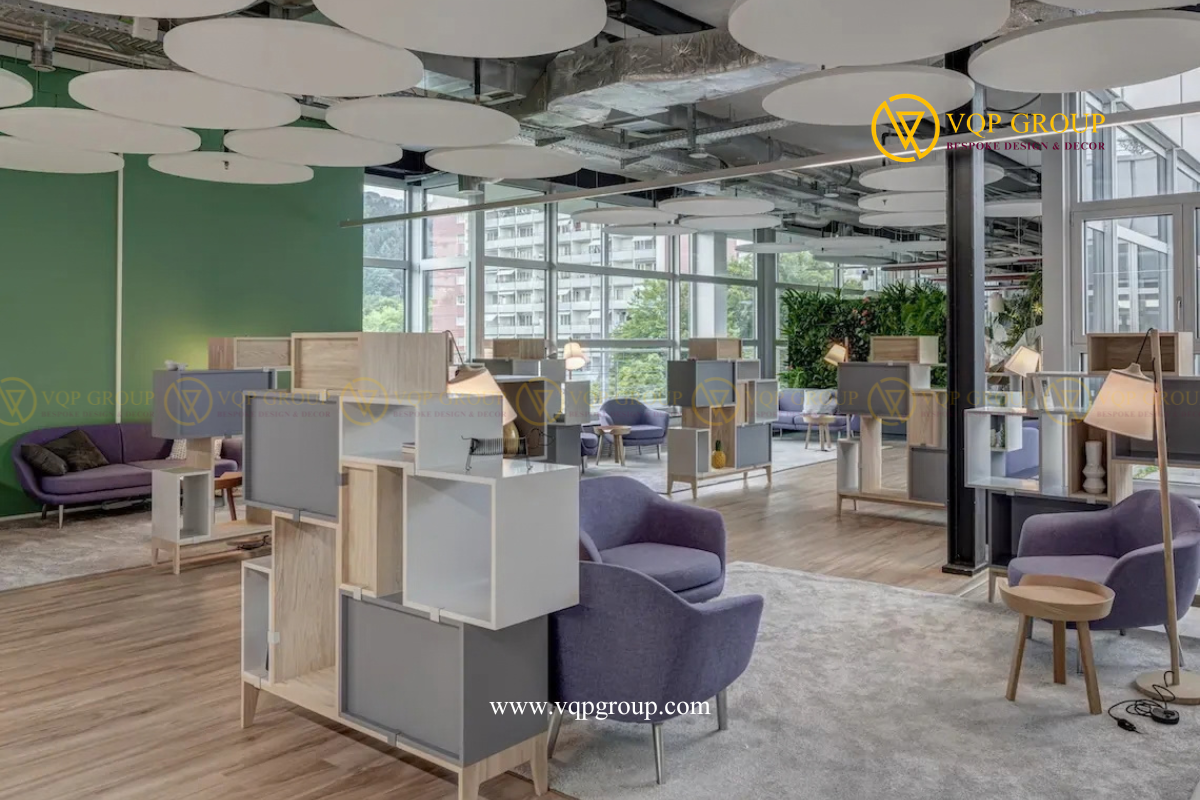 Hệ tấm trần PET tròn phẳng màu trắng phân bố trên không gian lounge mở VQP-PET-C065