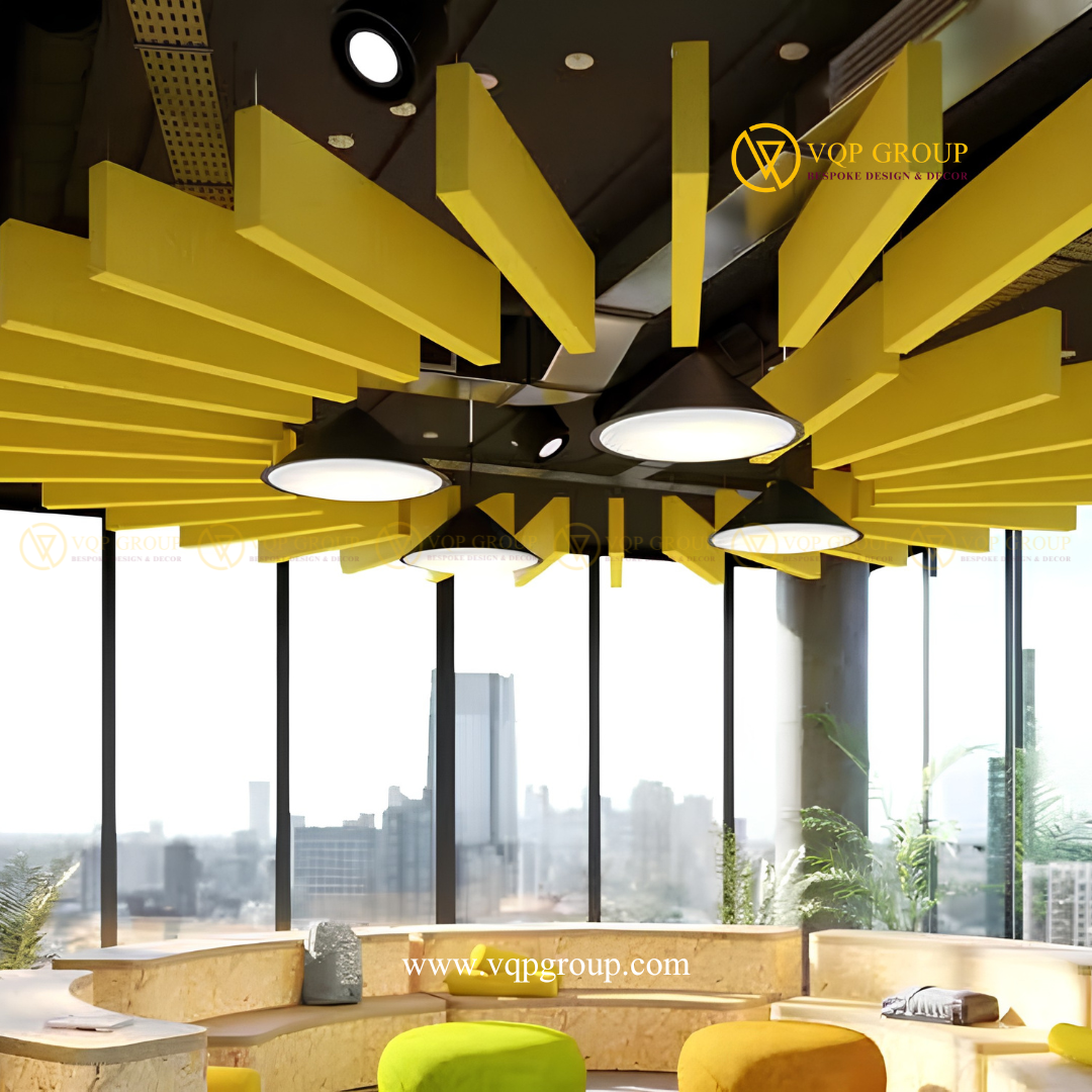 Hệ Rail Baffle PET màu vàng treo trần dạng lam đứng trong không gian lounge hiện đại