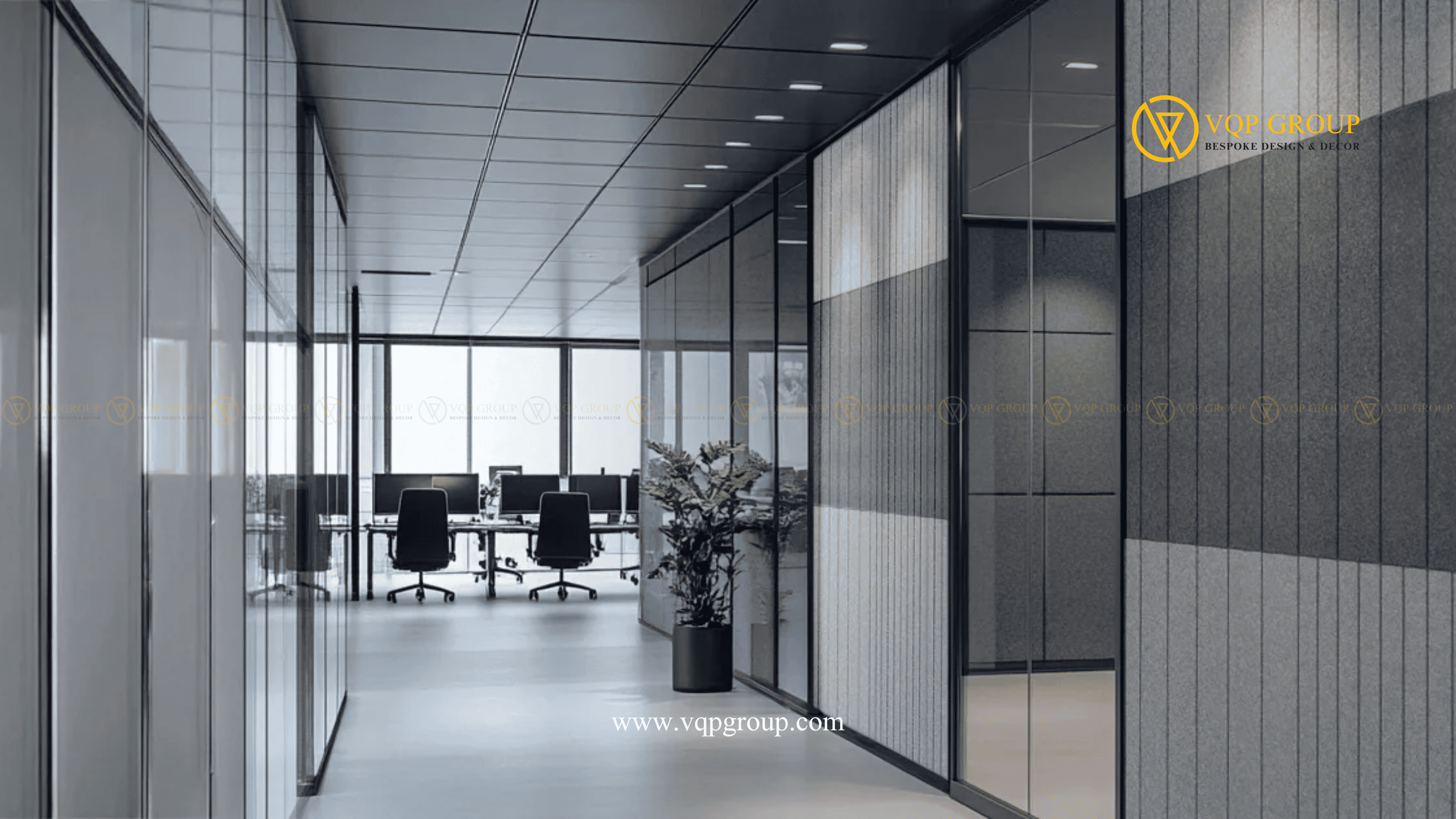 Tấm ốp tường tiêu âm Vertical M màu vàng trong không gian bàn ghế chung