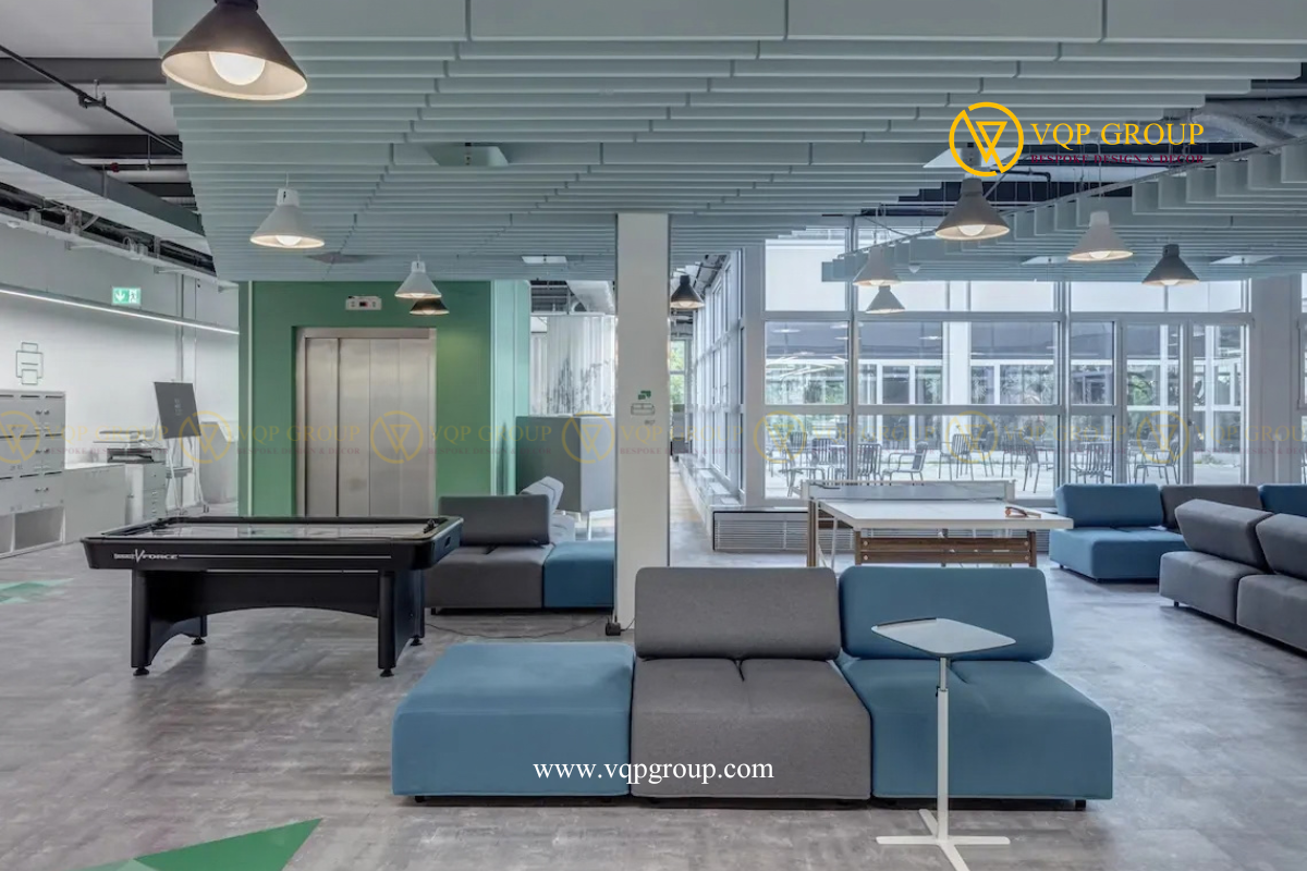 Trần lam PET thẳng bo cạnh màu xanh nhạt lắp đặt tại khu lounge có sofa và bàn bi-a