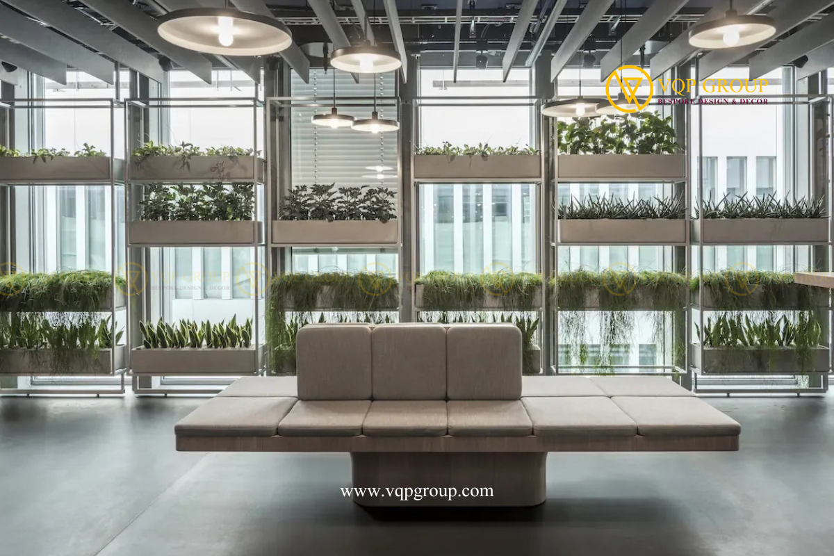 Không gian lounge nhiều cây xanh với hệ lam tiêu âm PET bố trí trên trần