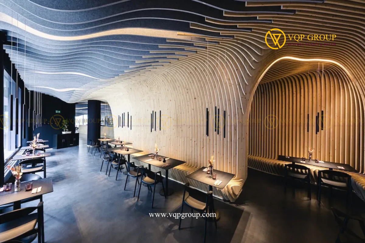Không gian nhà hàng với hệ lam trần uốn lượn liên tục kết hợp kết cấu gỗ tạo hình bao quanh khu ngồi
