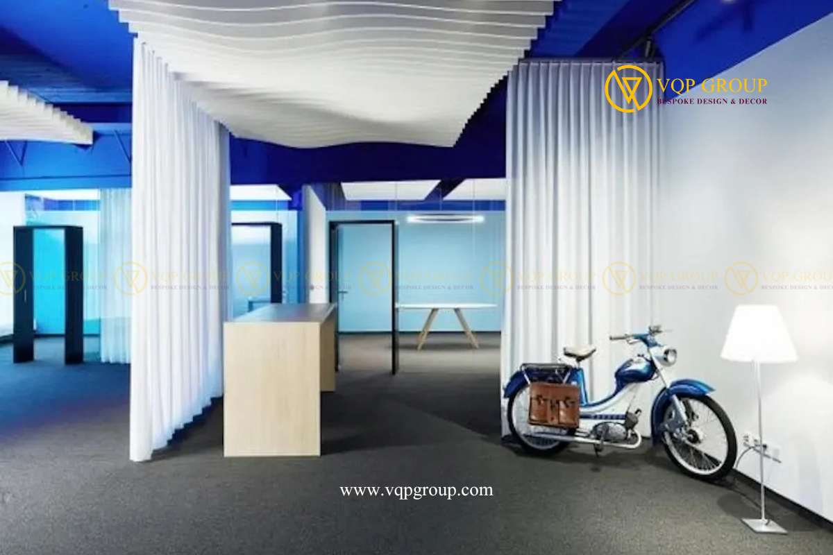  Hệ trần lam PET sóng nhịp đều màu trắng lắp đặt trong không gian nội thất có trần xanh đậm 