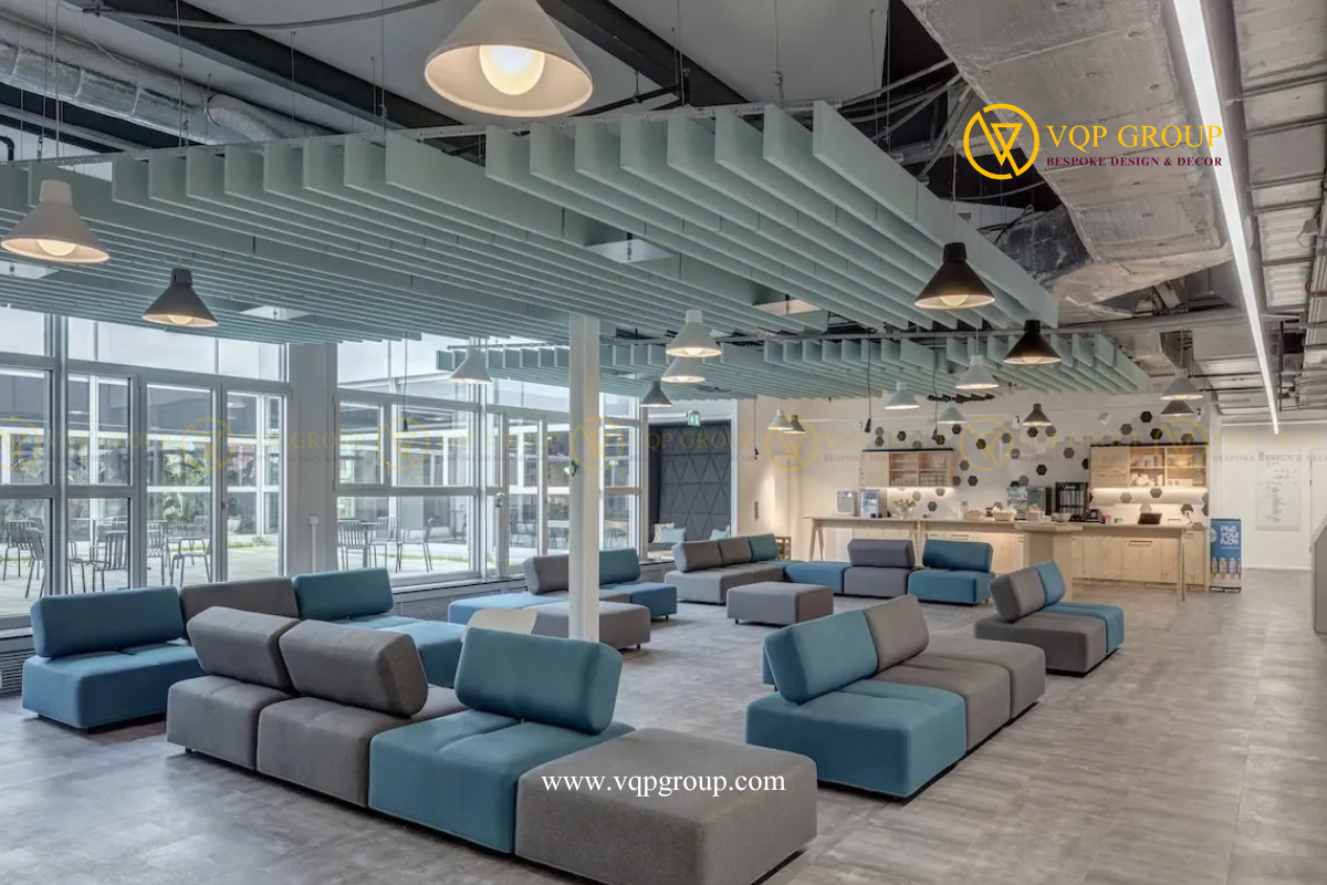 Toàn cảnh hệ trần lam PET thẳng bo cạnh VQP-PET-C054 trong khu lounge văn phòng hiện đại