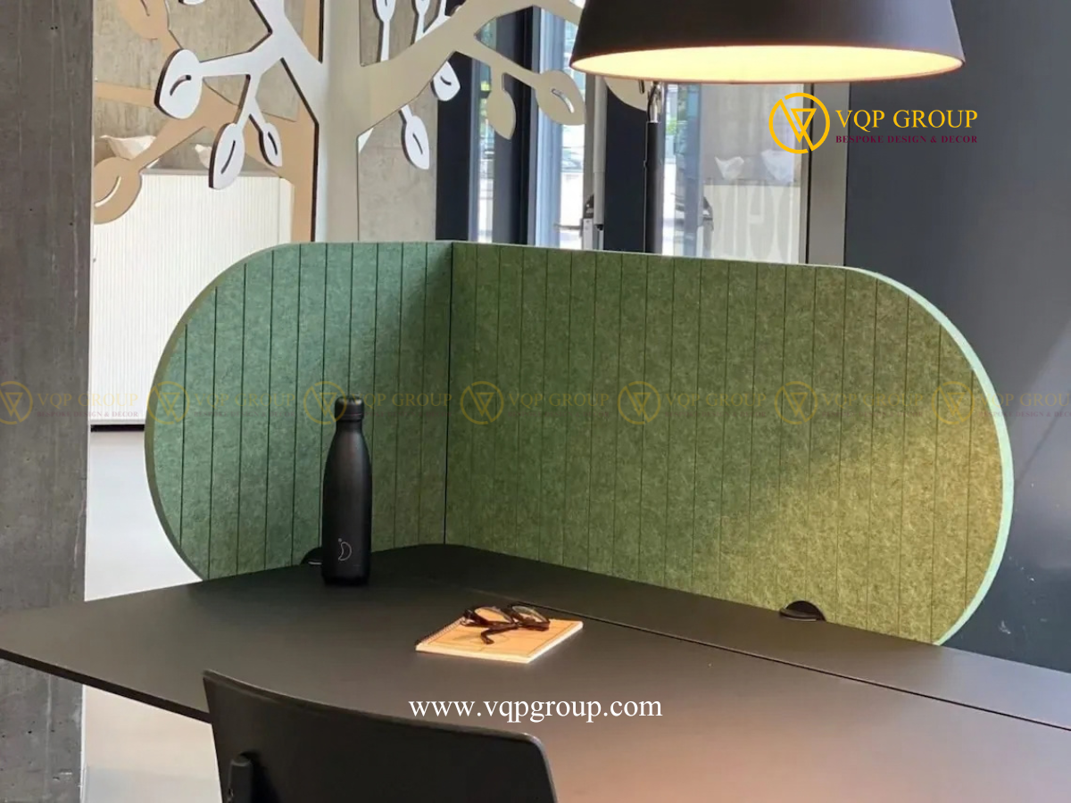 Ứng dụng vách bàn PET bo tròn bán phần D008 trong không gian làm việc