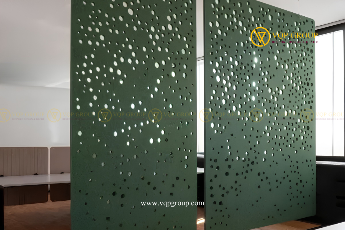 Vách ngăn phòng PET Acoustic R012 màu xanh với họa tiết lỗ tròn chuyển nhịp