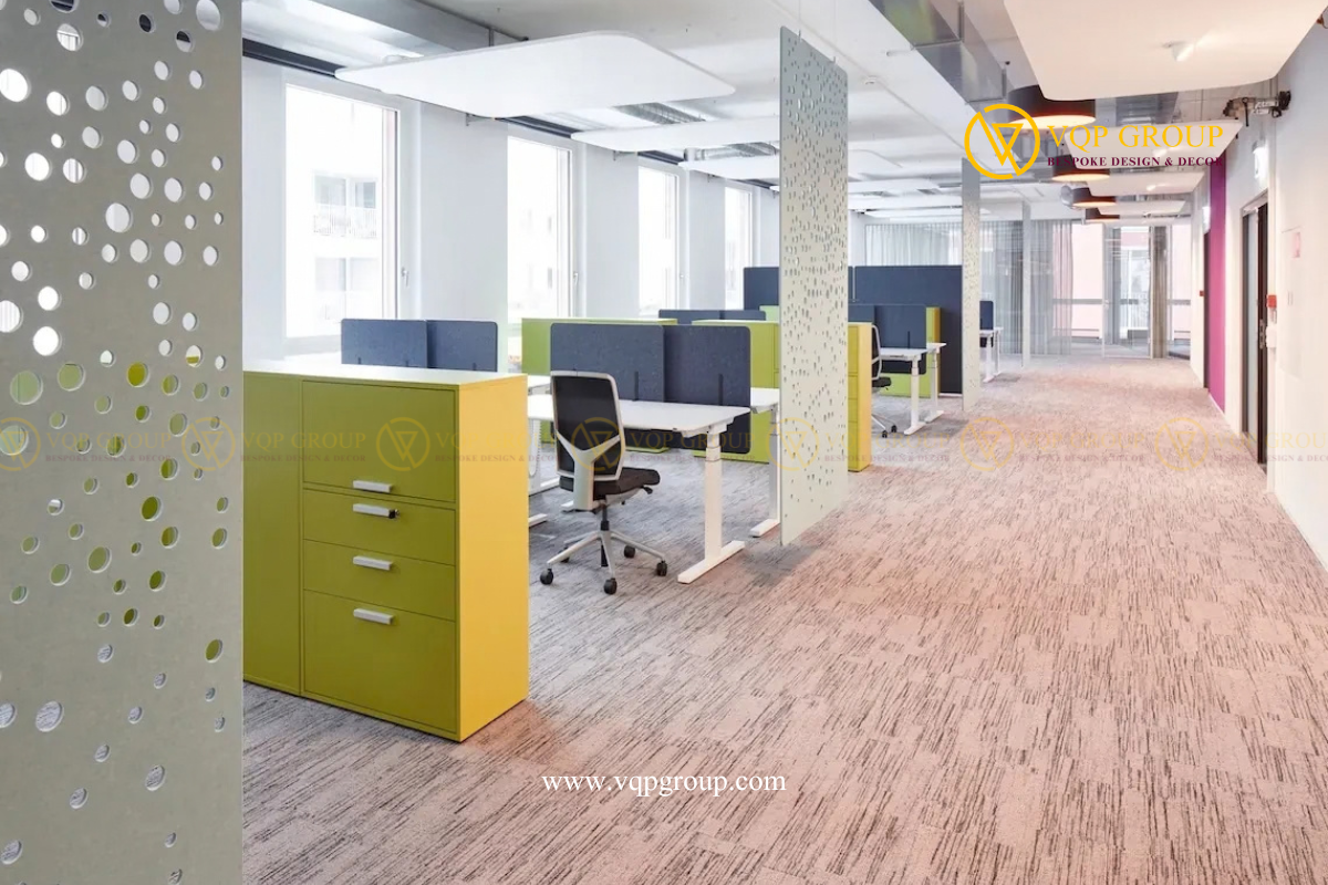 Vách PET treo bong bóng R008 phân chia khu workstation trong văn phòng mở