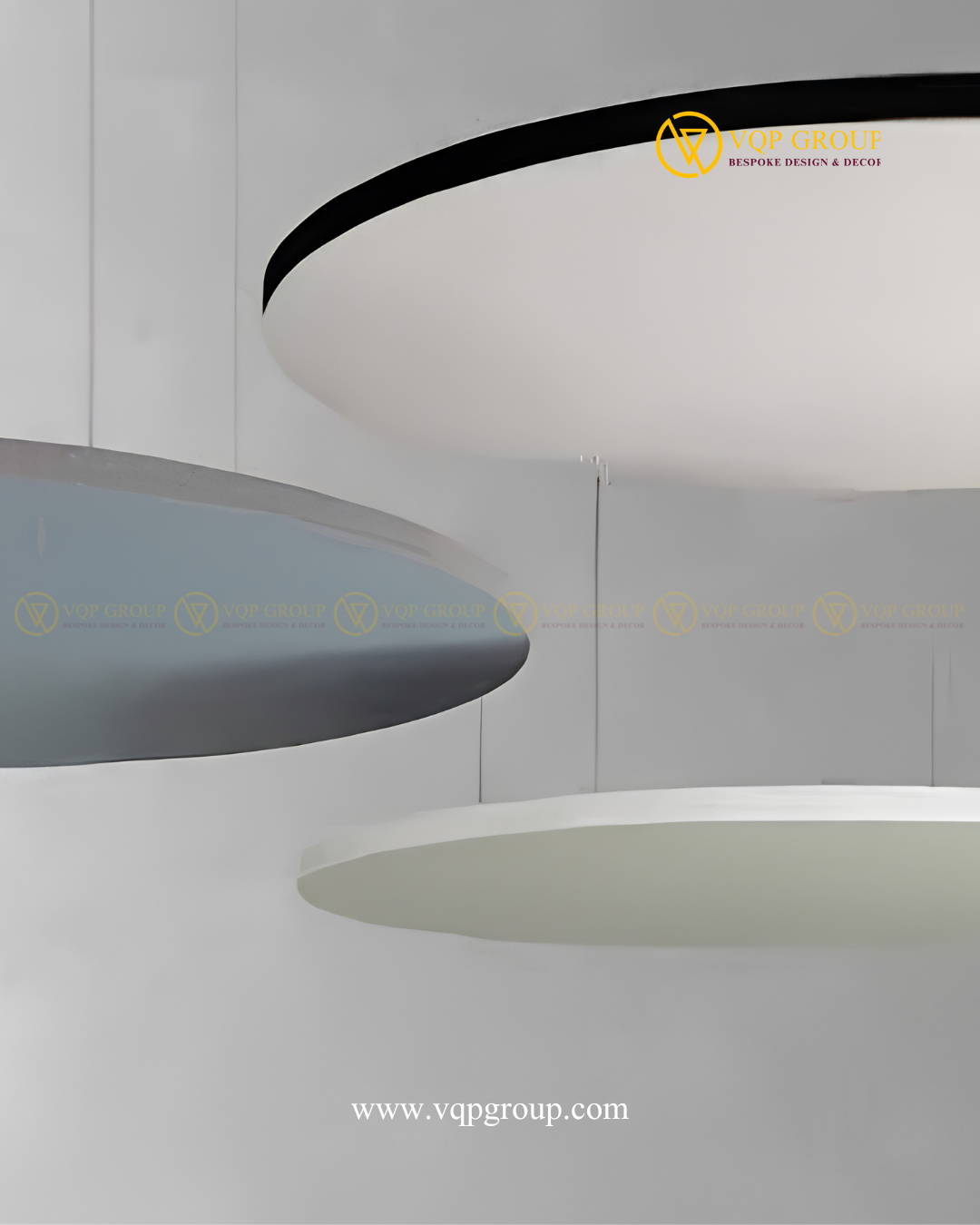  Cận cảnh các tấm tiêu âm PET Veri dạng tròn và oval bo mềm treo trên trần với nhiều kích thước 